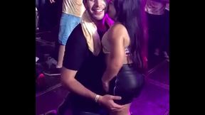 an&atilde_ gostosa beijando festa