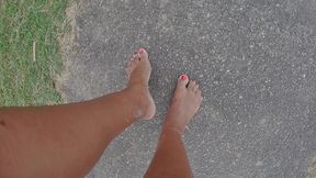 andando na rua e na praia descalcos sujando os pes - fetiche por pes