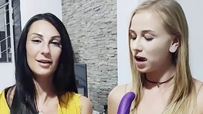 Ersties - Zwei heiße Girls haben Strap-on-Sex mit vielen POV-Aufnahmen