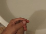 Ragazzo sborra nel bagno della casa in vacanza