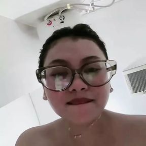 Sange Girl Masturbates Until She Squirts