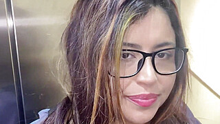 I MEET A FANATIC IN THE ELEVATOR AND HE ENDED UP CUM ON MY FACE!