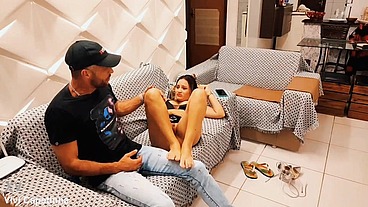 Hot and cheating wife found a way to convince her husband to let her give her ass to her father-in-law and even took a cumshot inside while he watched. Vagninho, Vivi Capetinha e Ogro.