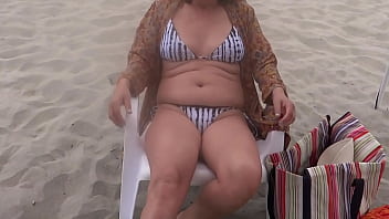 Seeing big cocks on the beach, I can&#039_t resist and I masturbate. I need to fuck.