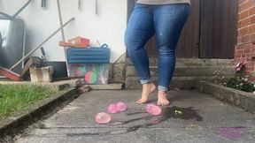 Sneaker-Girl Ella - Crushing some Waterballoons