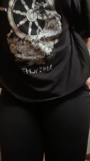 Amateur belly button enthusiast shows off her onlyfans content