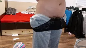 sexy bruine vrouw geeft aftrekken en pijpen