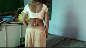 Desi bhabhi kapde utaar apni bhosdi dikha rahi hai devar samne nagi ho gai