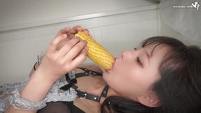 メイドは突起が膣をなぞる物体を挿入しながら足ピンでオナニーする。 巨根を求めてコーン！ ? ピストン運動を繰り返す玩具になります。 (個人撮影・素人・日本人)