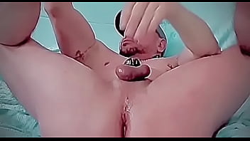 Heterosexual mexicano se deja grabar por dinero pic&aacute_ndose su panochita como todo un puto gay maricon usando jaula de castidad en su micro pene