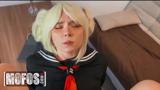 Nữ sinh tóc vàng cosplayer yêu nhận assfucked qua một vòi nước lớn