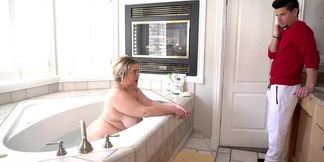 Big-ass blonde stepmom Katie Cummings bathes with stepson