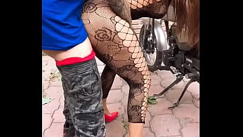 CHICA MOTOCICLISTA TENIENDO SEXO ANAL CON SU VECINO EL MECANICO