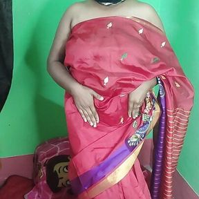 Desi bhabi Sruti massage her body with oils and boobs fuck with cucumber