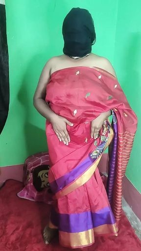 Desi bhabi Sruti massage her body with oils and boobs fuck with cucumber