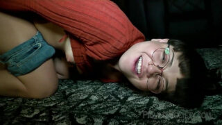 Felace, creampie, hluboké hrdlo &#8211; roztomilá drobná dospívající dívka v brýlích dostává anální sex od velkého penisu a její anál se plní spermatem od velkého penisu