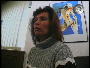 Mature brunette whore pussy toying before getting fingered and mouth fucked