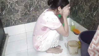 Chica caliente recibe una paliza en el culo en el baño