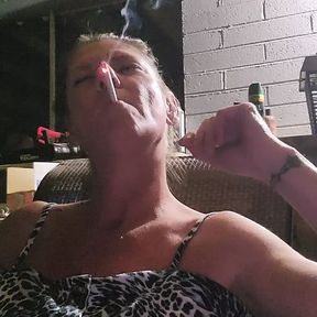 Cigarette Smokimg Sexiest milf squirt