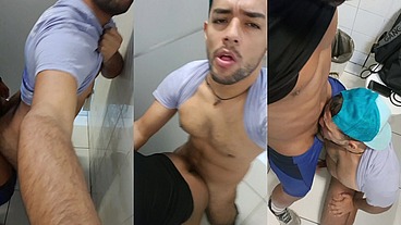 Dois machos fazendo troca troca no banheiro do estadio de futebol e gozaram que foi uma delicia.