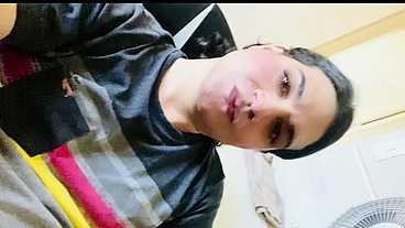 Travesti safada fica se alisando na pausa do trabalho mostrando seu clítoris