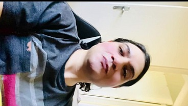 Travesti safada fica se alisando na pausa do trabalho mostrando seu clítoris