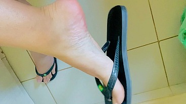 Travesti safada fica se alisando na pausa do trabalho mostrando seu clítoris