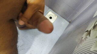 Indyjska fantazja o łazience: samotny nastolatek głaszcze swojego grubego, desi penisa aż do wytrysku