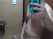 Me acaricio en el baño de mi amiga