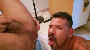 pig lovers . dois putos com muito tesao num sexo fetichista mijando pelo cu e aparando na boca