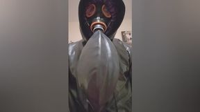 Ejaculation en masque à gaz