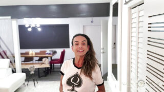 Ein Typ rammt Karla Insatiables engen Arsch und füllt sie mit einem klebrigen Sahnetörtchen.