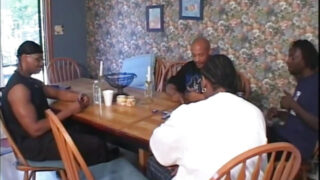 Büyük memeli sarışın Britney Madison, sıcak üçlü sırasında büyük siyah horozu kıçına alıyor