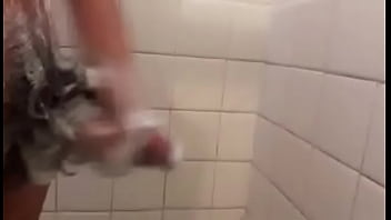 Masturbandome en el ba&ntilde_o