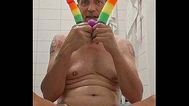 Vandaag heb ik mijn Pride Regenboog Dildo'_s uitgeprobeerd in mijn kleine geile kontgaatje. Dildo maat M = 19,5 cm lang &amp_ 3,5 cm dik,, Dildo maat XL = 26,5 cm &amp_ 4,5 cm dik. Verders heb ik mij afgetrokken &amp_ Mijn sperma stiekem doorgeslikt