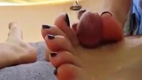 § cari - black toes blue towel