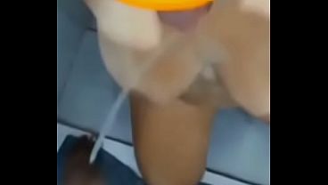 Marido assistiu tudo e mandou fazer chuva dourada na boca dela