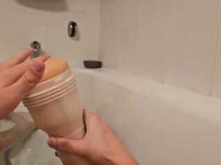 Je me branle dans mon bain à la main, puis avec ma vaginette