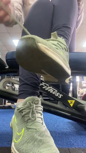 Gym babe invites a sniff of her stinky feet