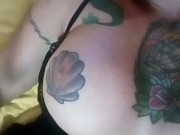 ladymuffin si infila le mutandine in figa,si masturba e squirta