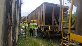 os operarios pegaram pesado hoje no trabalho chamaram o amigo para uma orgia na hora do almoco e a sobremesa foi com muito leite no rabo e no meio dos trilhos e vagoes dos trens part i ( completo )