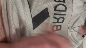 Estoy solito y me hago una rica paja
