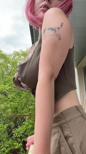 Amateur onlyfan shows off her tits