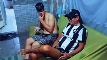 Dois amigos em uma visita ao amigo de Taubat&eacute_ acabaram comendo sua esposa insaci&aacute_vel na frente dele