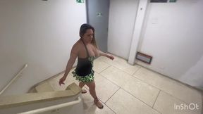 anal com coroa loira gostosa, dei em cima dela nas escada do apartamento ela comecou a me chupar ali mesmo