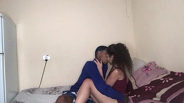 COLOCA A magrinha NESSA POSIÇÃO E METE METE METE METE GOSTOSINHO no pelo sem camisinha.