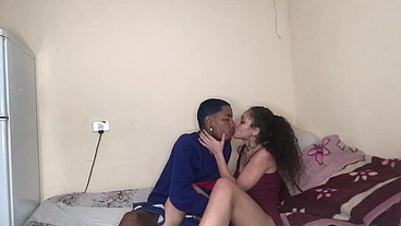 COLOCA A magrinha NESSA POSIÇÃO E METE METE METE METE GOSTOSINHO no pelo sem camisinha.