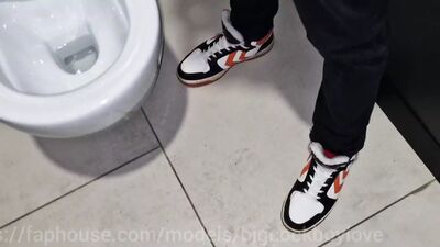 Handsome passerby in a shopping mall sucks a man's huge cock toilette with cum!