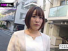 宮地ユリカがストッキングを履いて、足コキをしています。