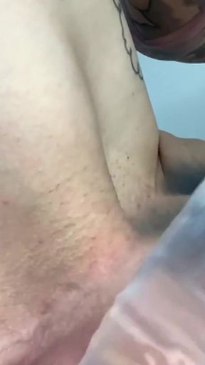 Heisse Taetowierte MILF Mit Gepiercter Pussy Und Langen Naegeln Masturbiert